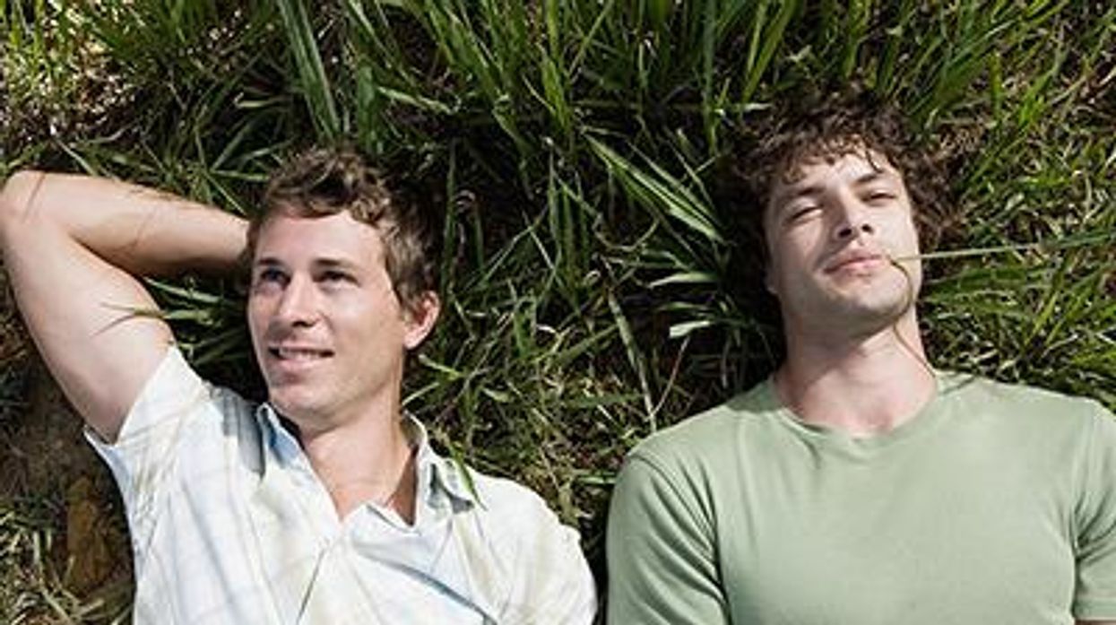 Couple-in-grass-x400