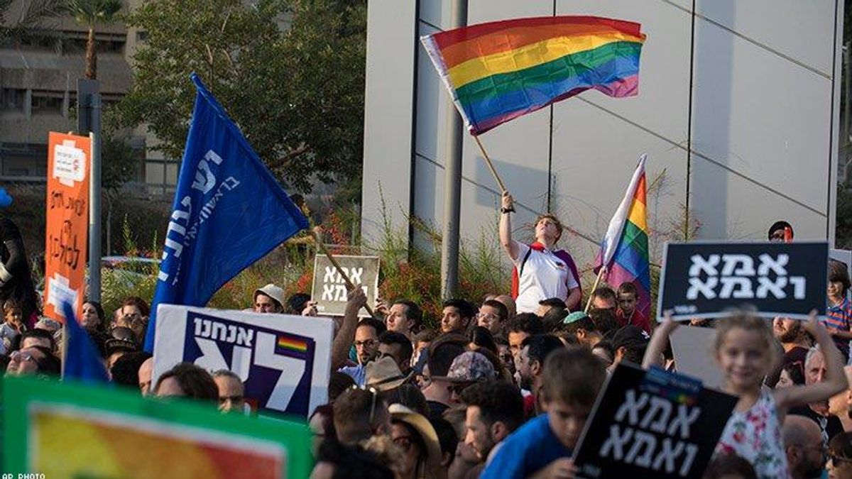 Thousands of Israelis Protest Anti-LGBT Surrogacy Legislation